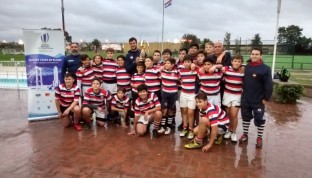 La M13 tricolor y un momento inolvidable junto al trofeo del Mundial Juvenil