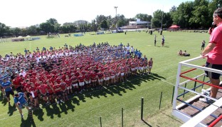 Una postal que se repite cada año: la foto con los 18 equipos participantes