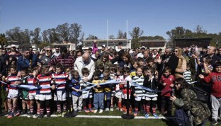 Los chicos posan junto al gobernador Lifschitz y la intendenta Fein