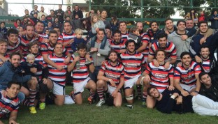 El plantel tricolor festejando la gran victoria ante Gimnasia