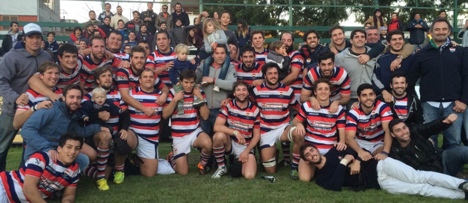El plantel tricolor festejando la gran victoria ante Gimnasia