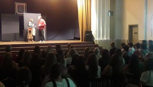Jugadores, padres, mánagers y entrenadores vieron la obra de teatro