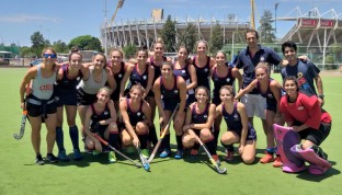 Las chicas de Old Resian con el Mario Alberto Kempes de fondo